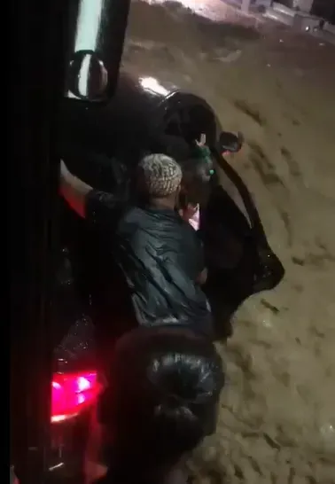 影/真英雄！母女3人遇洪水受困車上　「巴士小哥」出手相救網讚翻
