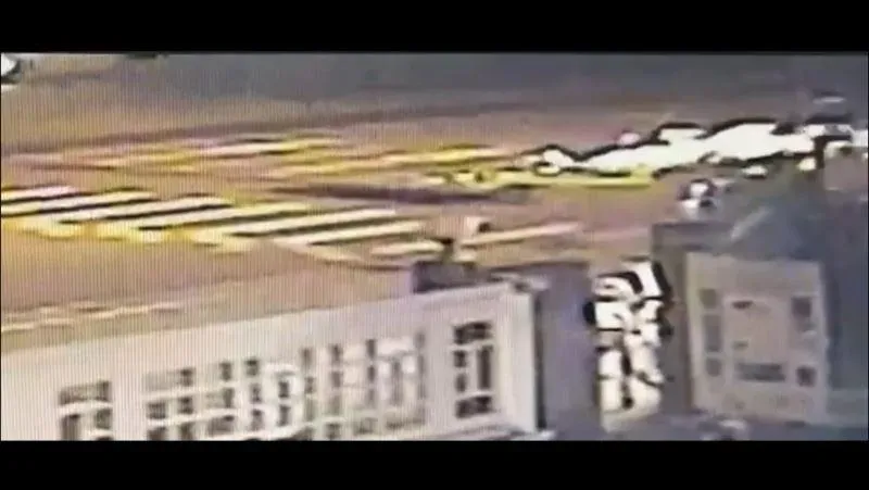影/騎單車過斑馬線遭撞飛！棒球校隊生「腦重創」昏迷　教練淚崩「四肢不斷抽動」