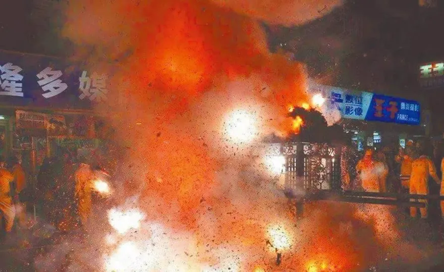 北市內湖「夜弄土地公」越炸越旺！男信眾「頭頂當場發爐」燙到上竄下跳