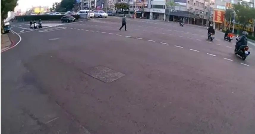影/天花板級帝王行人！男綠燈「走斜的」大步橫跨馬路　網酸：吾王萬歲萬萬歲
