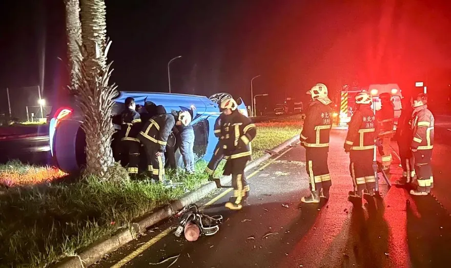 快訊/淡水自小客自撞分隔島側翻　21歲駕駛頭部受傷送醫