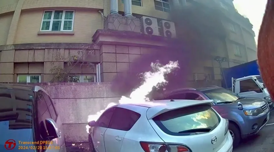 影/起火瞬間曝！停車場自小客自燃　疑車況老舊車頭陷火海全毀