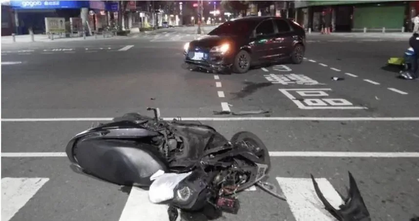 高雄左營凌晨傳車禍！轎車沒耐心等直接違規左轉　下秒撞飛女騎士