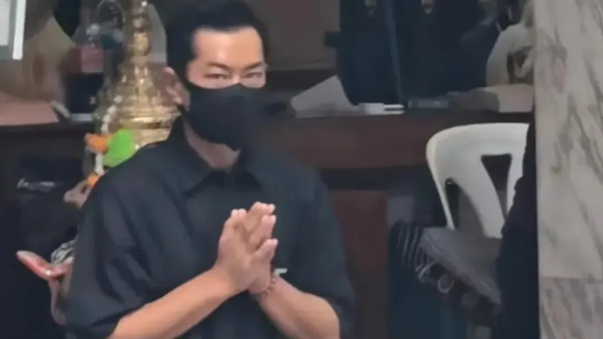 古天樂當眾下跪！現身泰國還願四面佛　「捐30萬金象」請8舞者獻舞全被拍
