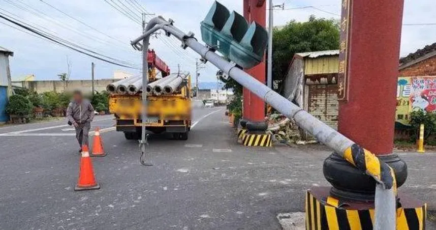苗栗紅綠燈「搖搖欲墜」！貨車司機忘收吊桿釀禍　恐賠40萬
