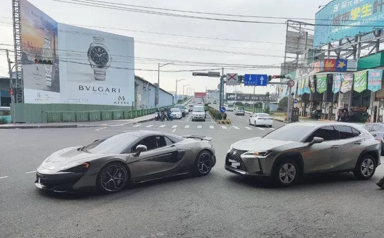 影/保險公司頭大了！台中千萬麥拉倫、LEXUS休旅車對決　維修逾百萬