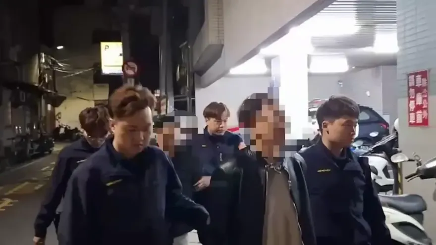 影/新莊雙煞逼車攔下機車男「狂噴辣椒水」　警火速逮人還在車內搜出毒