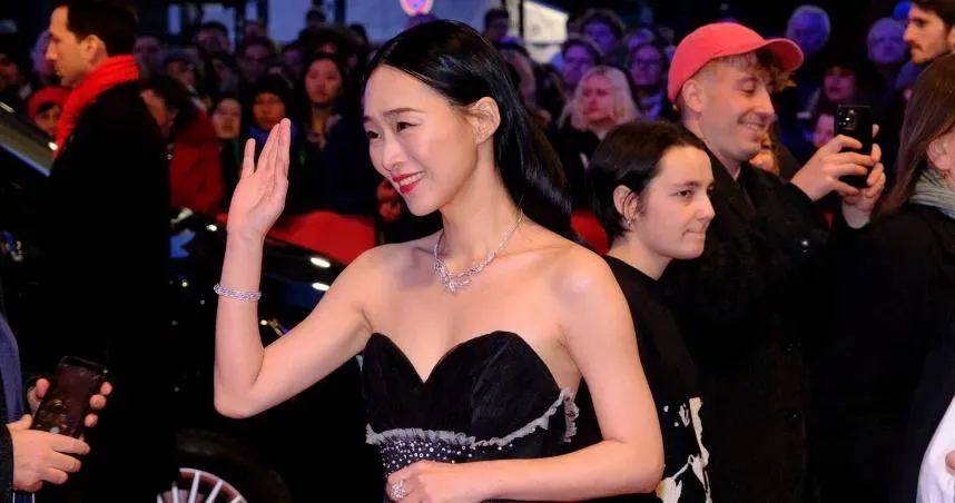 吳可熙露美背現身柏林影展！同框新科影帝賽巴斯汀史坦　驚人關係曝光