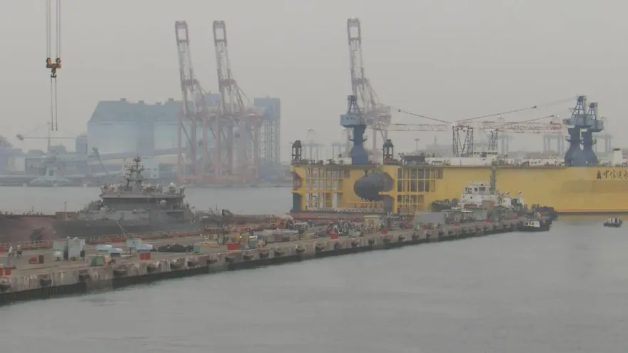 海鯤號國造潛艦移泊測試　意外與潛艦救難艦合體同框