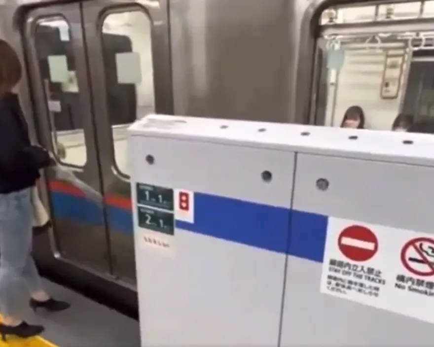 影/日女趕不上地鐵「出奧步」插雨傘　遭車長「神速手」反制