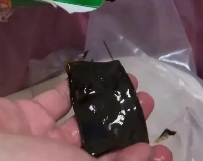 超噁！台南女鋁箔包綠茶吸到「塊狀物」　剪開驚見「偽仙草凍」