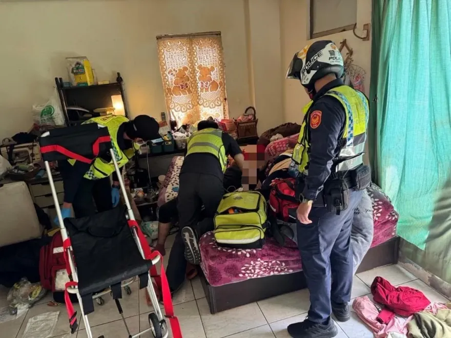 影/台中婦心臟病發！「嘴唇發黑」痛苦呻吟　警消翻牆跟死神搶命