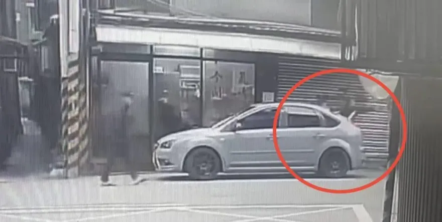 影/當街持械追打！麵店老闆不爽門口遭違停怒譙三字經　2男火大拔棍相向
