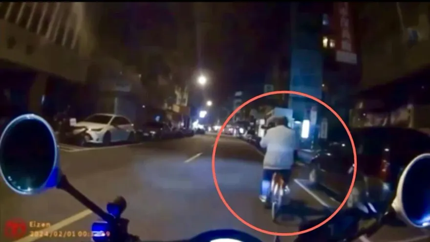 影/騎腳踏車也算！北市阿伯暗夜騎車蛇行疑酒駕　遭警攔檢拒測收罰單