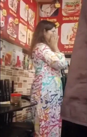 影/巴基斯坦婦女遭數百民眾包圍威脅斬首　只因洋裝上印有阿拉伯文