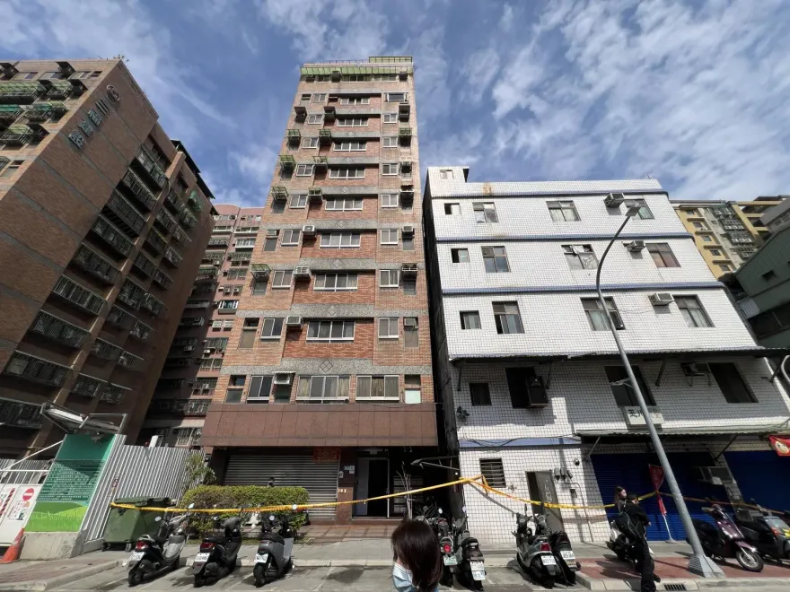 影/三重大樓傾斜！建設公司副總再鞠躬　「這是我們的起家厝」…絕對負責到底