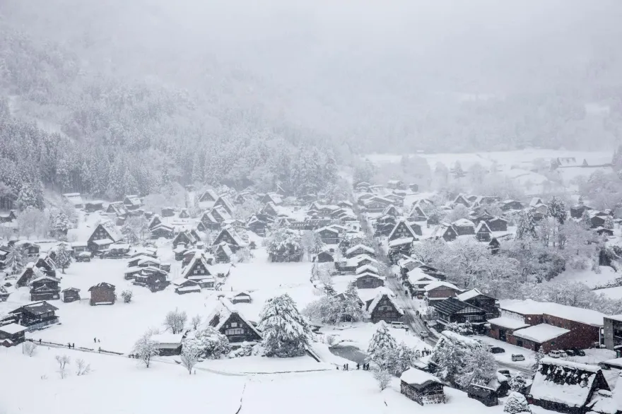 失格旅人又來！日本合掌村遊客「暖暖包丟馬桶、垃圾藏雪堆」居民氣炸
