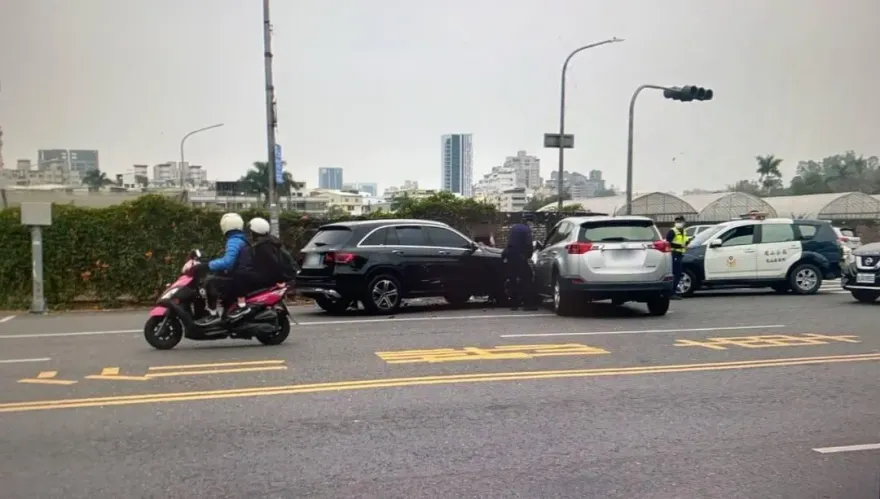 影/還沒睡醒？高雄賓士逆向擦撞休旅車　駕駛手腳受傷