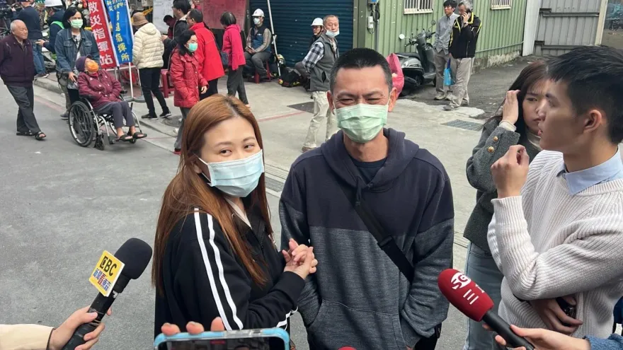 影/何時能回家！三重大樓傾斜住戶三度陪檢測　災民怒：你不要蓋就沒事了