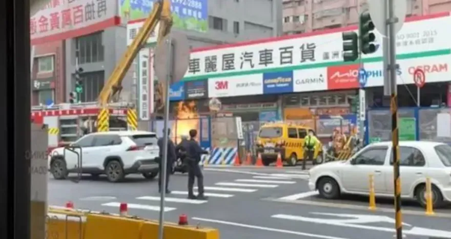 快訊/蘆洲捷運站旁驚險火警！環狀線工程疑「挖破瓦斯管線」　警封路戒備