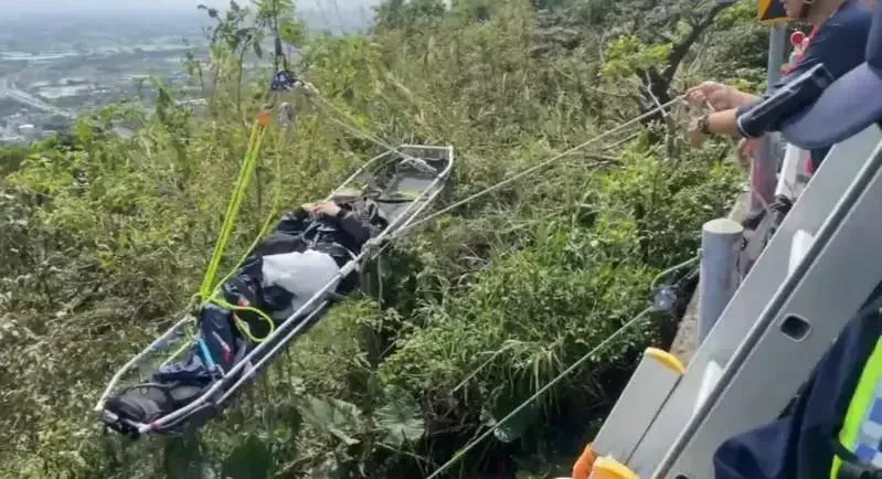 北宜公路自撞車禍！男大生騎重機彎道打滑　乘客拋飛摔駁坎重傷