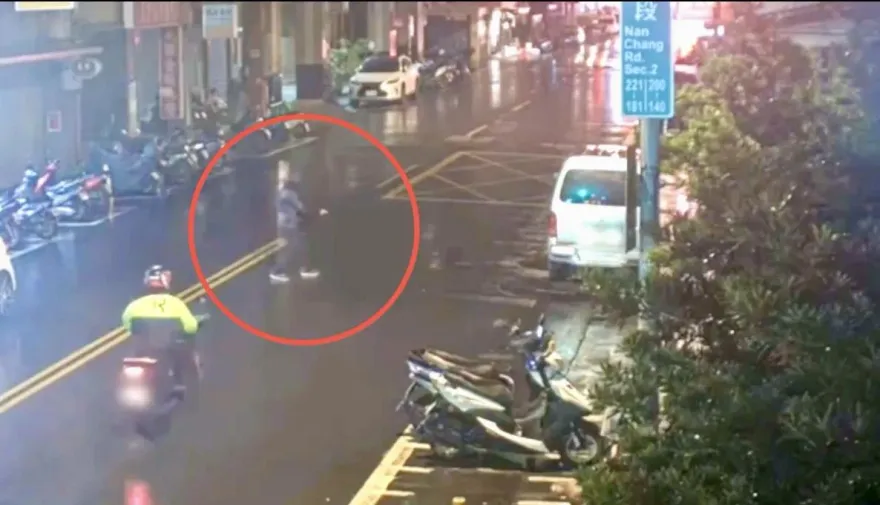 影/撞擊瞬間曝！北市翁「穿太黑」深夜穿越馬路　機車煞車不及將他撞飛