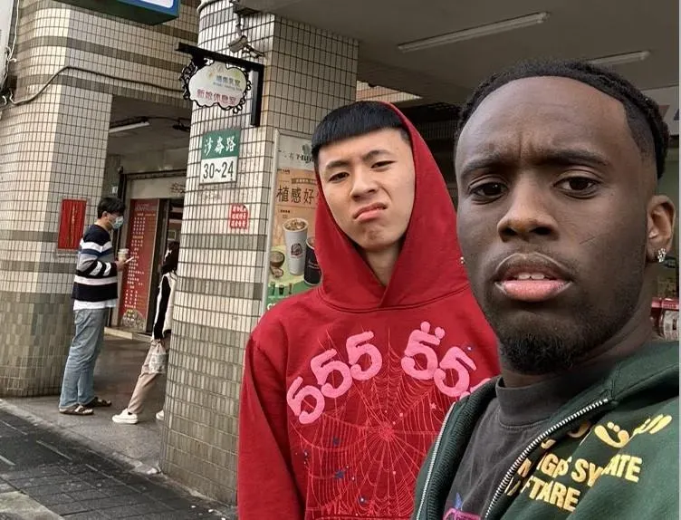 影/傳奇實況主Kai Cenat來台！兌現承諾與好兄弟Ray現身信義區　直播破9萬人在線