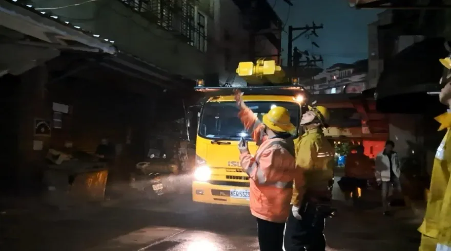 影/基隆正濱漁港「高壓變壓器故障」！爆炸聲後現場大停電　台電緊急搶修