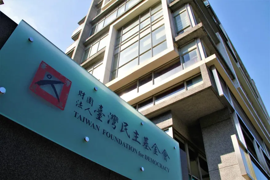 民主基金會「卡韓」董事席次不公！官網晚間更新　醜聞纏身的他遭移除