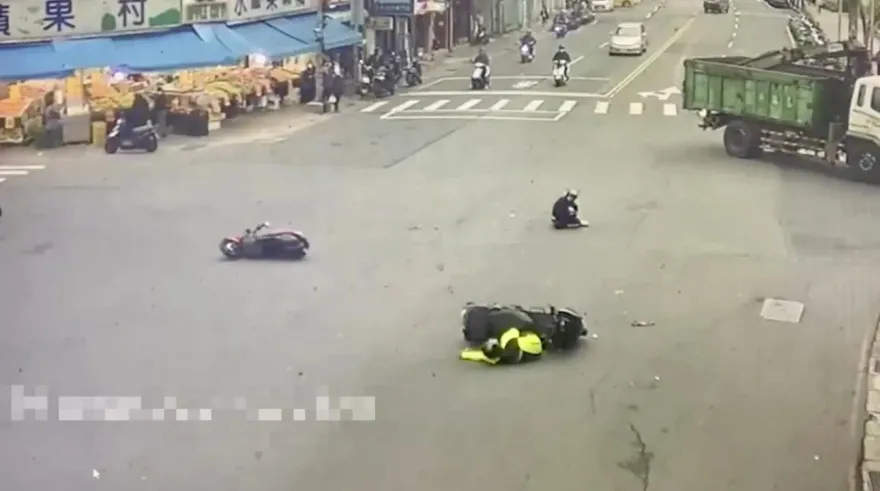 影/撞擊瞬間！妙齡女十字路口慢速鬼切　後方機車遭擊落騎士肋骨骨折