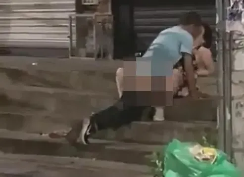人行道上演「驚人行為」！年輕男女豁出去朝馬路做「有氧運動」