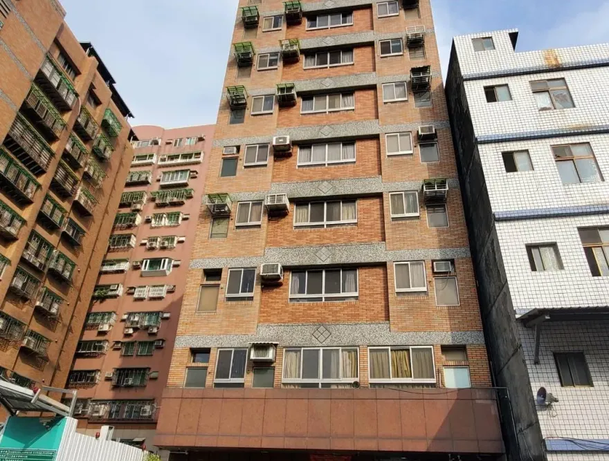 影/三重傾斜大樓「安全無虞」今早撤封鎖　住戶憂：這樣的房子可住嗎？
