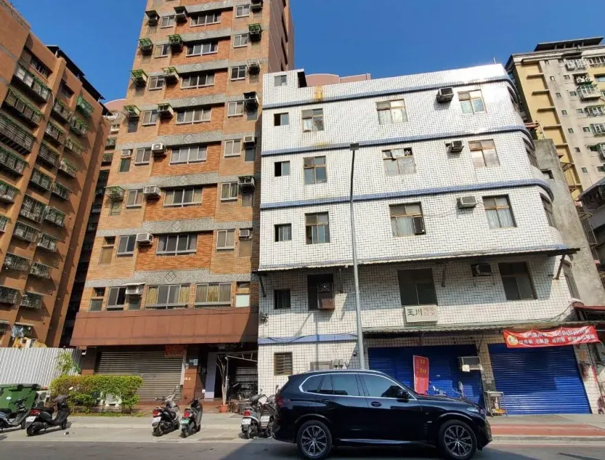 影/三重工地鄰樓傾斜受災戶憂「房價」　建商先發2萬撫卹金