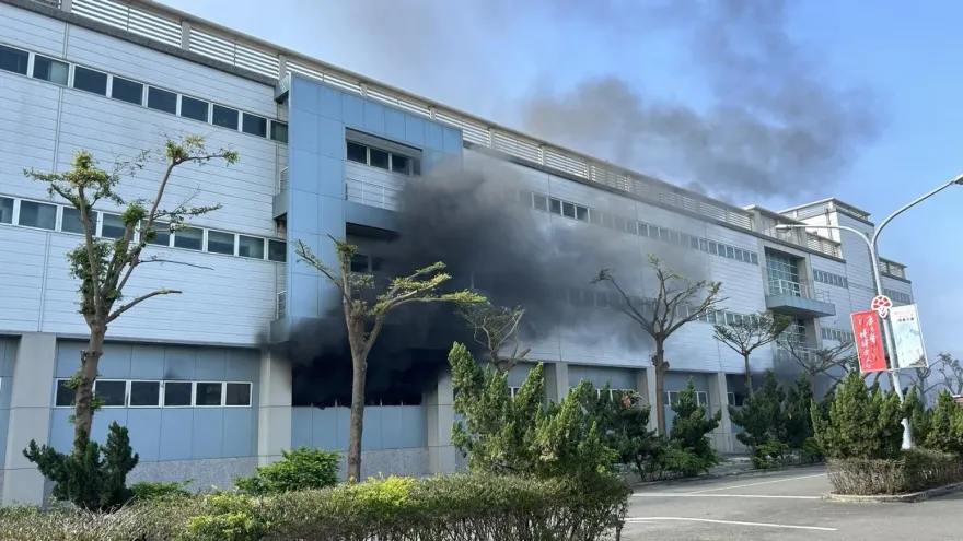 快訊/台南「康那香」不織布廠房起火！疑重油管線破裂釀災　濃煙狂竄