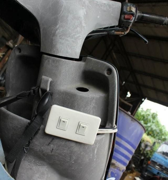 超奇葩！機車鑰匙孔改造「電燈開關」　網笑翻：一個啟動一個引爆