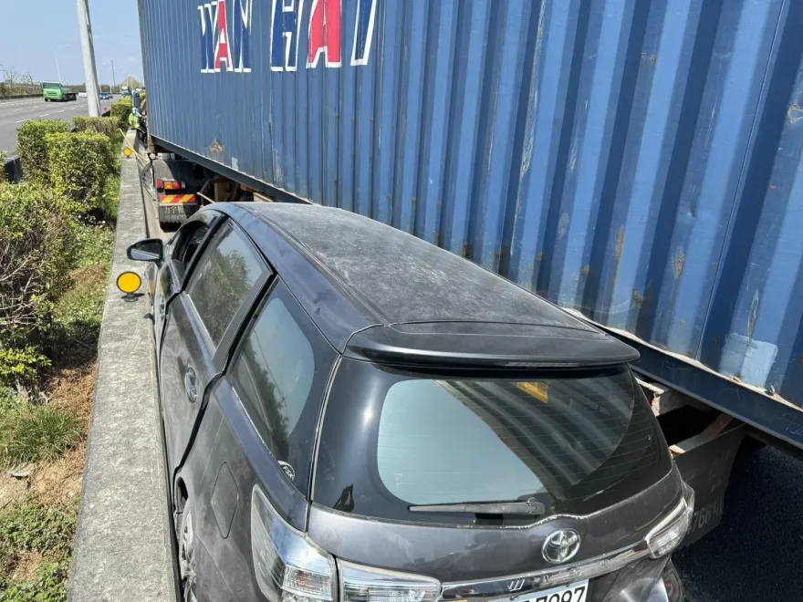 快訊/國1北向嘉義段2起車禍！休旅車幾被貨櫃車夾爆　多人受傷送醫
