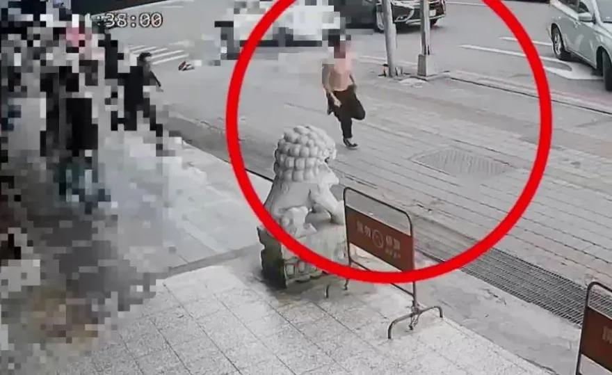 影/是漫畫看太多膩？新莊街頭圍捕車手　倒車衝撞外加脫衣服「抗抓」