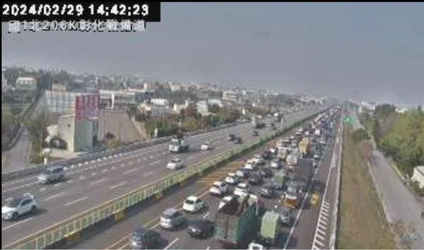 快訊/疑心臟病發作！駕駛車輛停靠避車彎　國1北上彰化段車流回堵近5公里