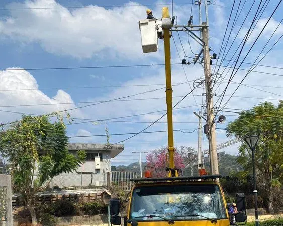 快訊/二水老街3次巨響！百戶停電又碰地震　居民嚇壞竄逃屋外