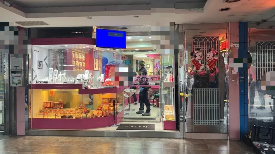快訊/北投驚傳銀樓搶案！男子佯裝看金飾趁機行搶　警全力追緝中