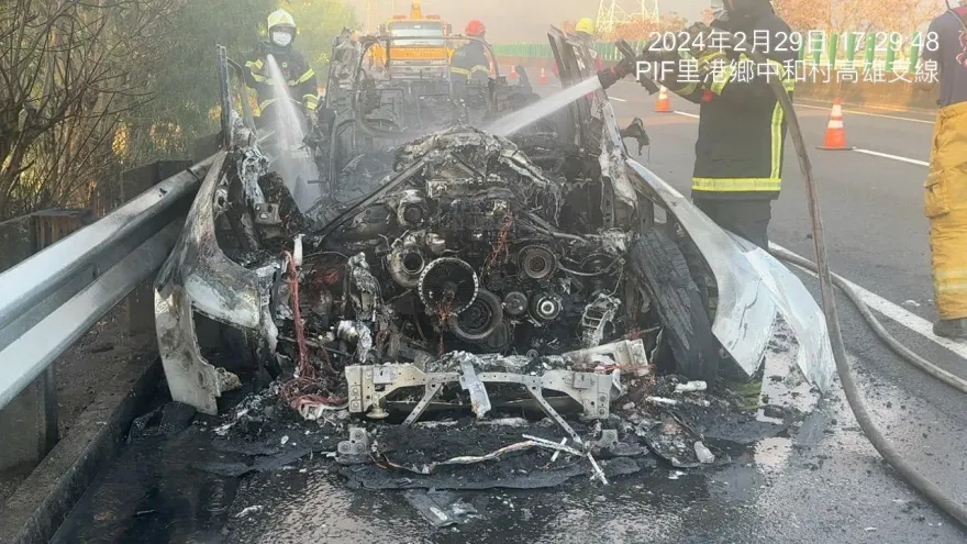 快訊/國10西向里港段驚見火燒車！整輛停路肩燒成殘骸