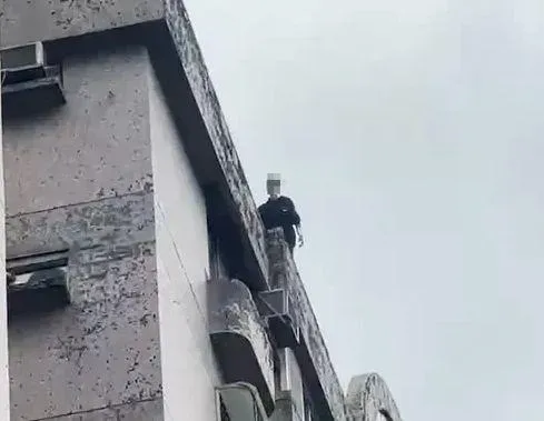 影/跟老婆吵架賭爛爬到頂樓女兒牆！失控吼叫警消花2小時苦勸「突擊」救回