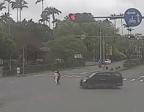 影/宜蘭鬧區驚見帝王行人！2女闖紅燈「切西瓜」牛步穿越馬路險遭撞
