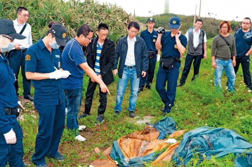 兒遭灌水泥裝桶棄屍...母「開門迎假警」淚悔11年　神明：老虎咬走
