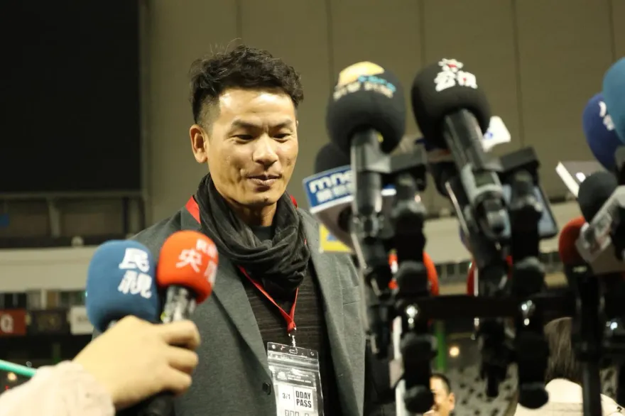 讀賣巨人來台/姜建銘與老戰友寒暄！　坂本勇人開心問好：建銘