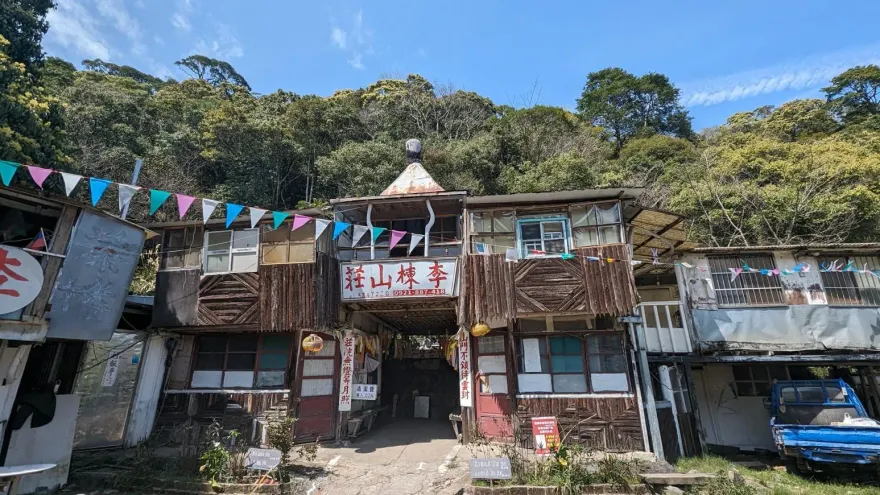 密集恐懼症慎入！登山客見巨量「馬陸大軍」亂竄　網憂：地震前兆