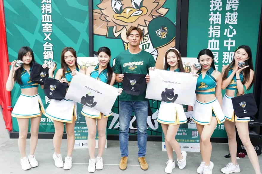 台鋼雄鷹深耕高雄！全台首創職棒主題捐血室　邀民眾挽袖捐血當鷹雄