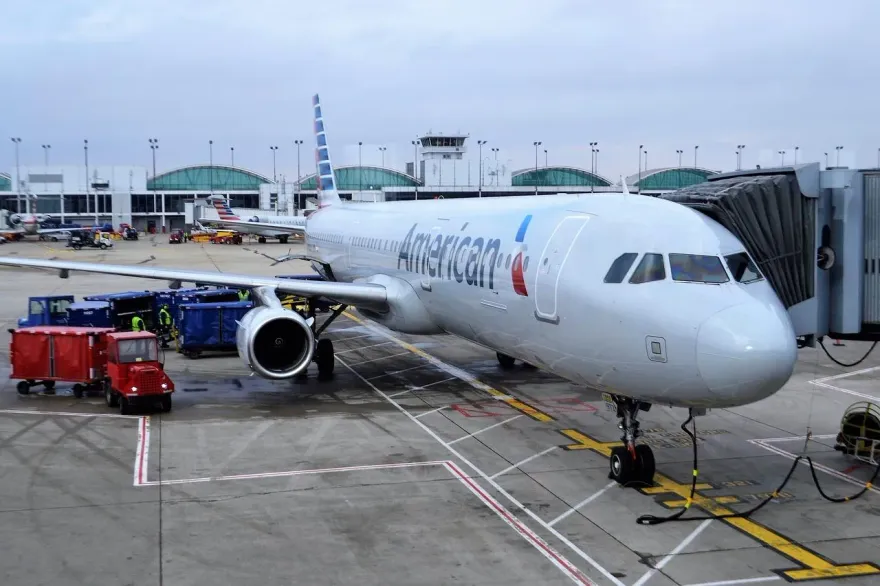 擋風玻璃破裂　美國航空班機突發出警報緊急迫降