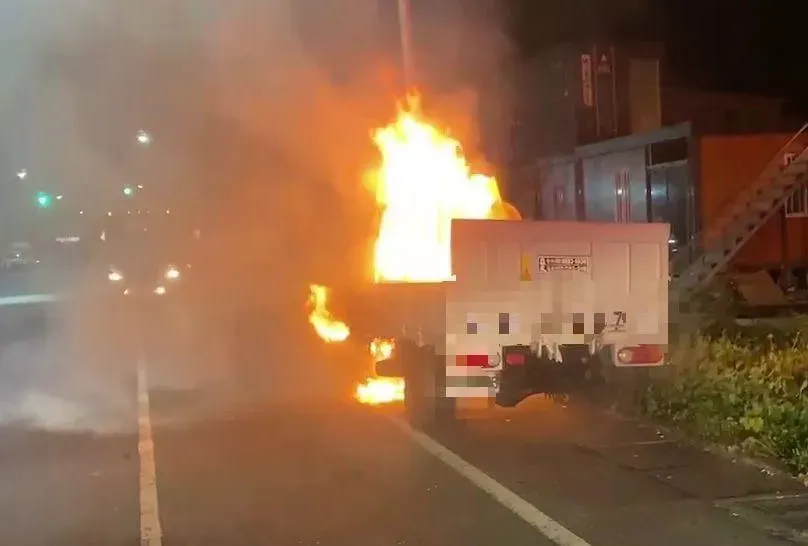 影/羅東交流道暗夜火燒車！烈焰吞貨車成廢鐵　駕駛跳車：才剛保養完