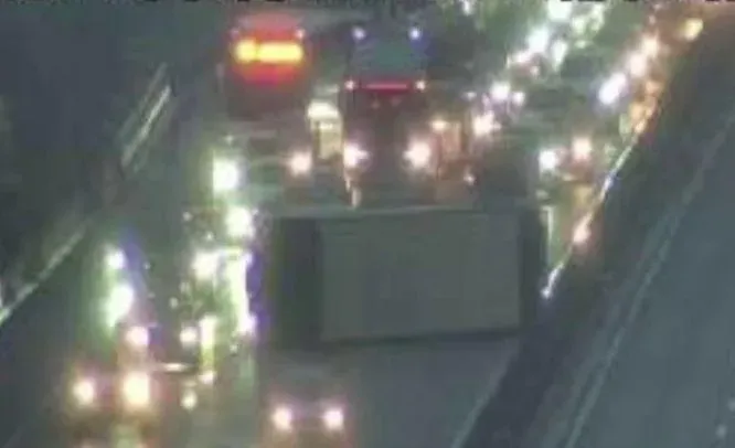 快訊/國1南下楊梅段驚見大車橫躺內線車道！交通紫爆下班請注意